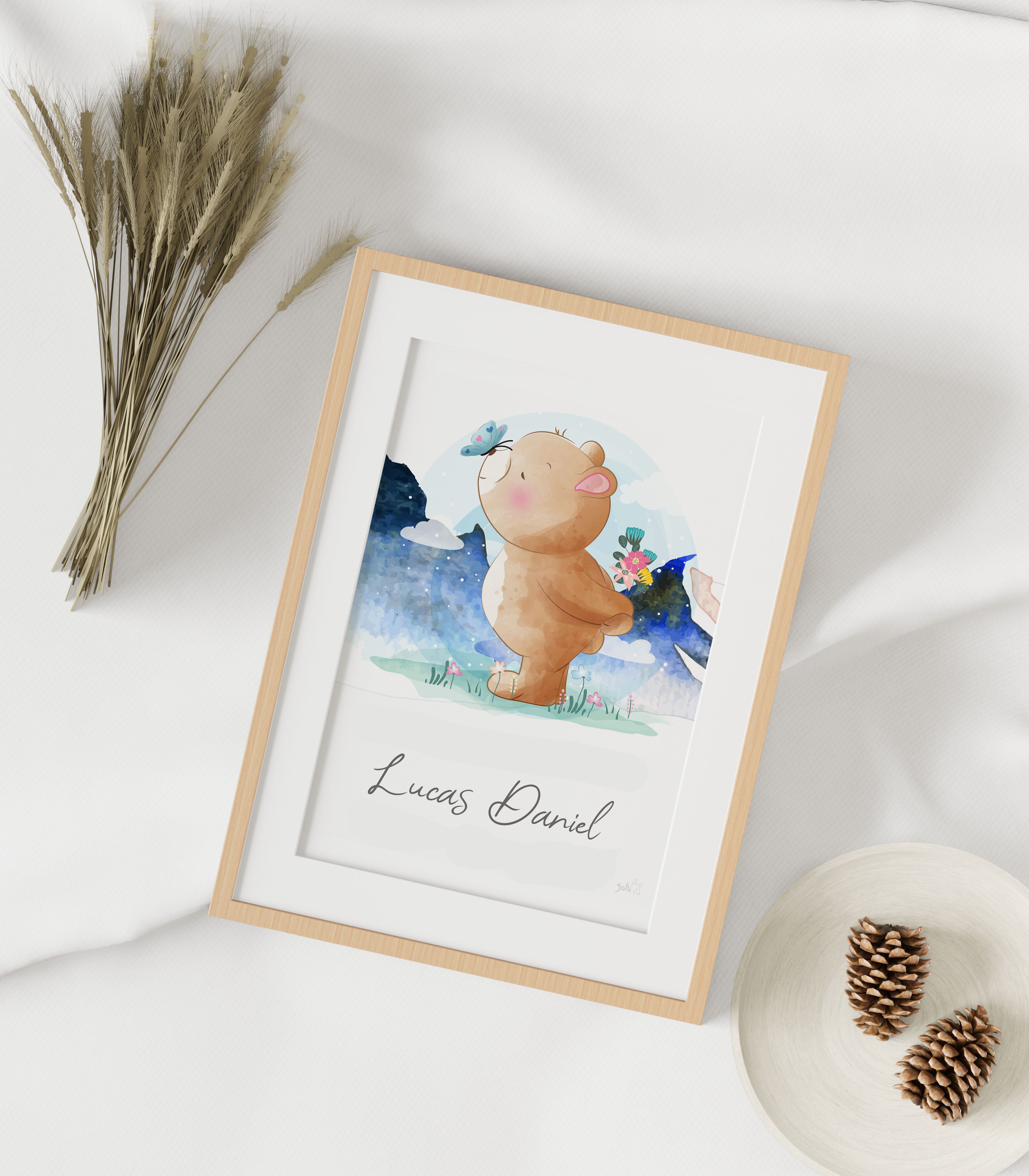 Exemplo de quadro personalizado "Animais" com ilustração de um leão sorridente, opção moldura madeira, ideal para decoração de quarto infantil.