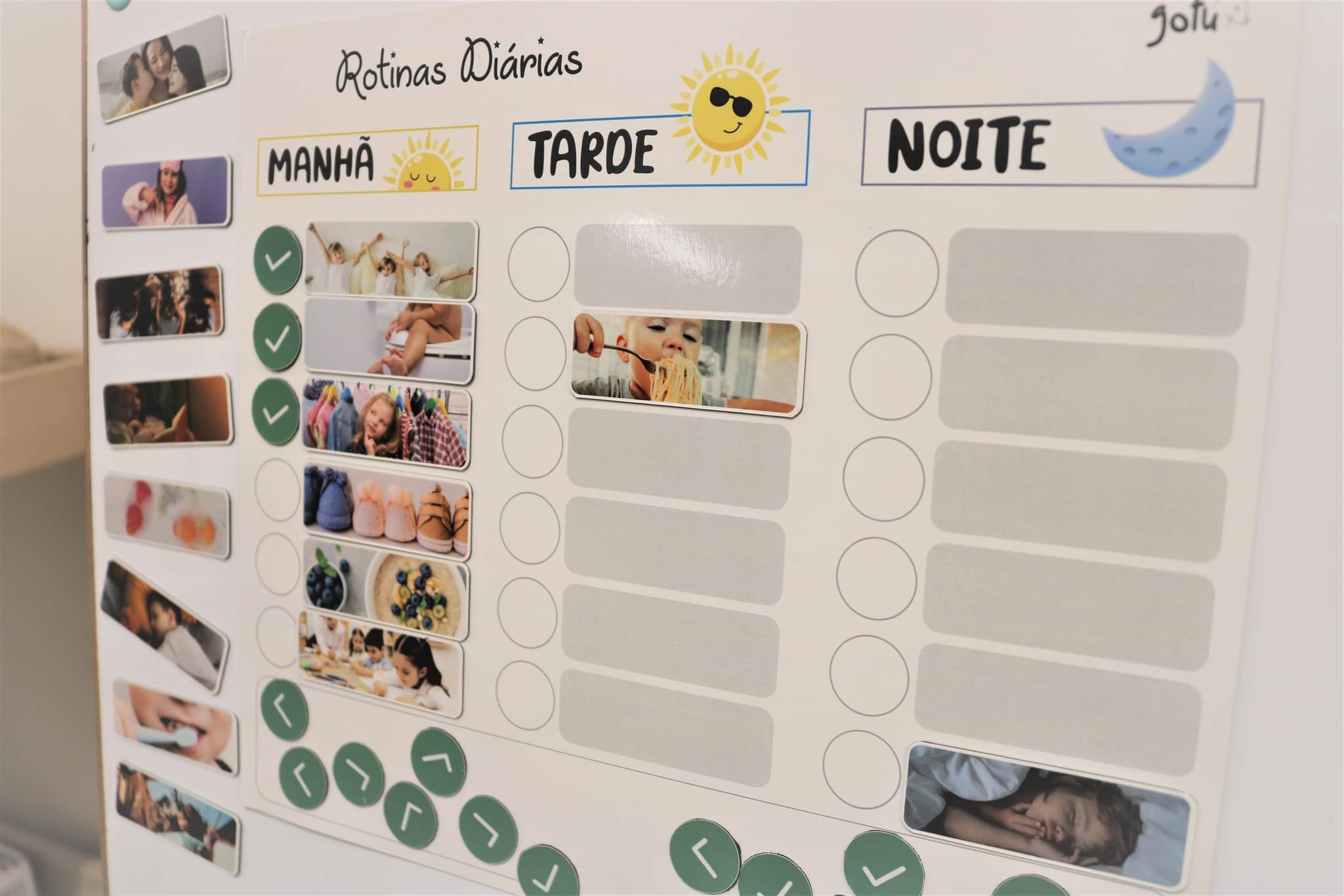 O Quadro das Rotinas Magnético Gotu fixado num frigorífico branco, demonstrando a sua aplicação magnética para fácil acesso.