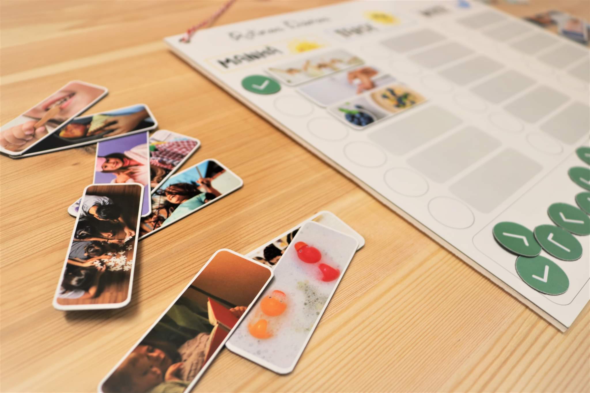 Conjunto completo do Quadro das Rotinas Gotu: quadro, 18 cartões de rotina (incluindo escola, banho, dormir) e 18 vistos magnéticos.