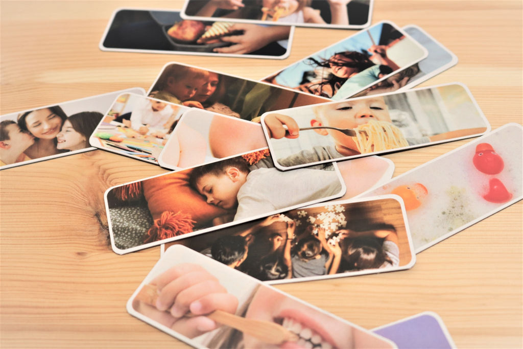 Detalhe do Quadro das Rotinas Gotu mostrando os cartões de rotina magnéticos fixados, como "Acordar", "Comer" e "Vestir", prontos a usar.