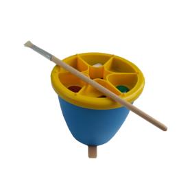 Recipiente para pincéis Aquarel Duo com pincel pousado sobre a paleta.