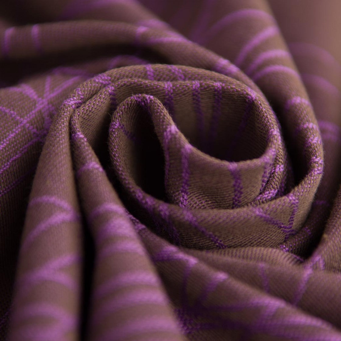 Outra perspectiva do padrão e textura do pano roxo, mostrando a qualidade do material.
