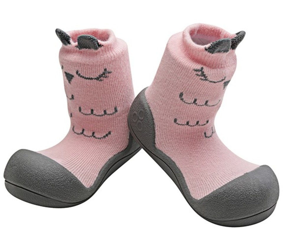 Par de sapatinhos Attipas pink rosa, estilo botinha, com um adorável design de animal de pelúcia. Feitos com materiais respiráveis e não tóxicos, estes sapatinhos proporcionam conforto e segurança aos pés dos mais pequenos. O calçado respeitador e barefoot permite a liberdade de movimento essencial para o desenvolvimento saudável.