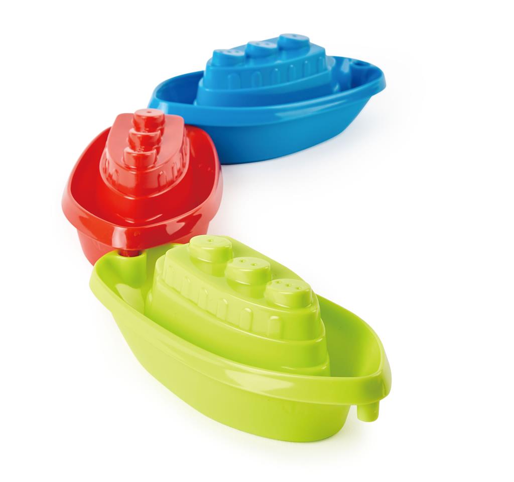 Três barquinhos de brincar coloridos (verde, vermelho e azul) da marca Hape sobre fundo branco.