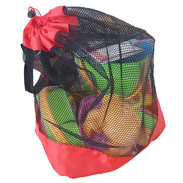 Saco de rede vermelho e preto com brinquedos de praia Hape no interior