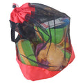 Saco de rede vermelho e preto com brinquedos de praia Hape no interior
