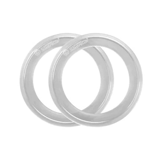 Detalhe de um mamilo de prata Silverette com o anel O-Feel de silicone macio anexado, mostrando a combinação para conforto extra durante o sono.