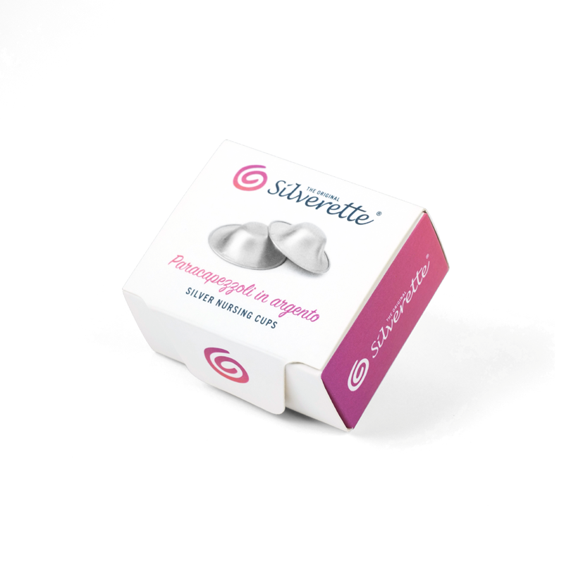 Par de mamilos de prata Silverette 925, formato anatómico, apresentados sobre um fundo neutro, destacando a proteção eficaz para amamentação.