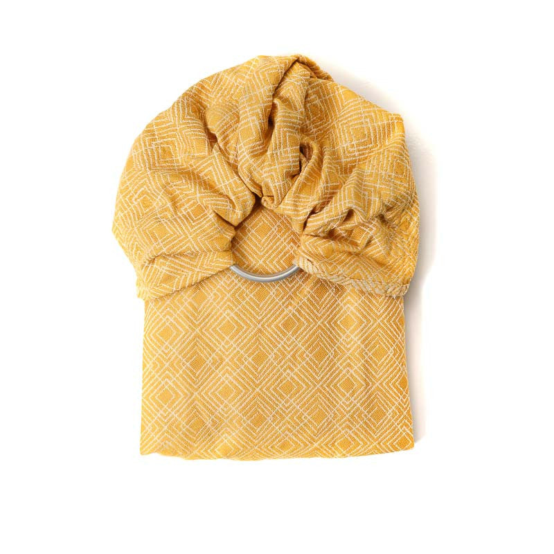 Detalhe do Sling de Argolas Neobulle JACQUARD Nomade Ocre, mostrando o tecido leve e o anel de ajuste.