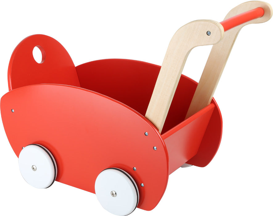 Criança pequena a empurrar o carrinho de bonecas vermelho de madeira, demonstrando o uso e treino de equilíbrio.