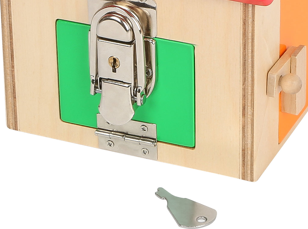 Detalhe do fecho da porta verde, com a chave pequena ao lado.