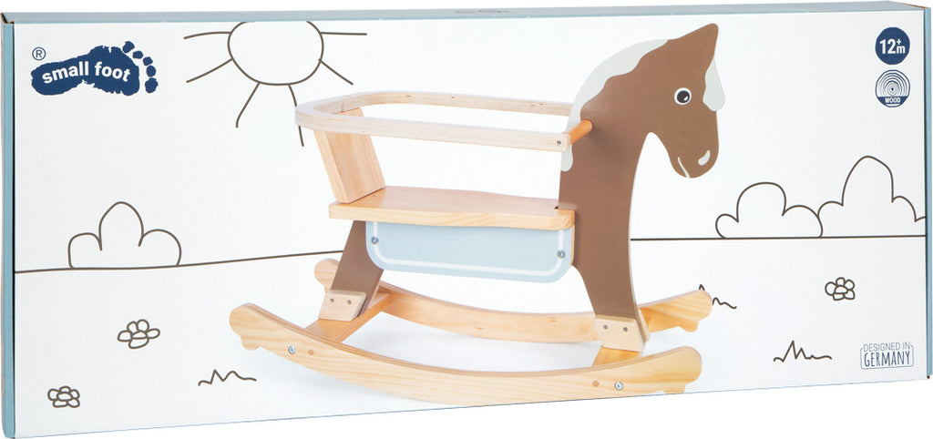 Caixa do cavalinho de baloiço small foot em madeira, mostrando o produto e informações do fabricante. Design moderno e minimalista, ideal para decoração infantil.