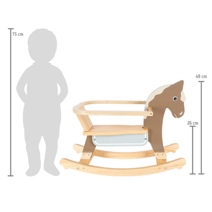 Cavalinho de baloiço small foot em madeira com criança (silhueta) para comparação de tamanho. Dimensões: 75cm (altura), 49cm (comprimento), 26cm (largura).