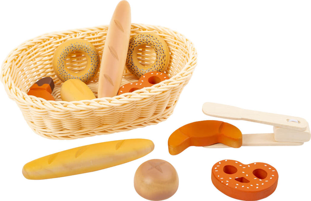 Cesta de pequeno-almoço de madeira da small foot, cheia com pães, croissants, bagels e pretzels, pronta para brincar.