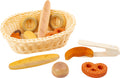 Cesta de pequeno-almoço de madeira da small foot, cheia com pães, croissants, bagels e pretzels, pronta para brincar.