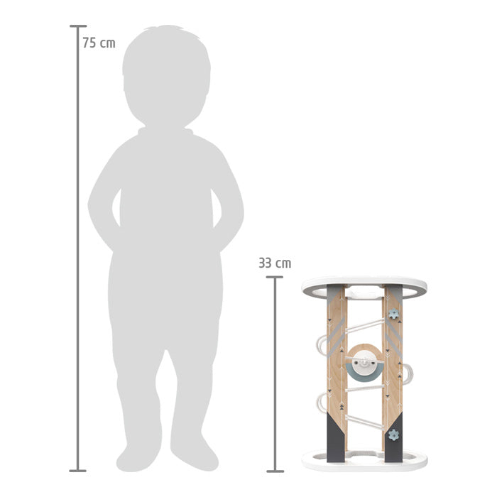 Comparação de tamanho da Corrida Magnética small foot com uma criança, mostrando as dimensões do brinquedo.