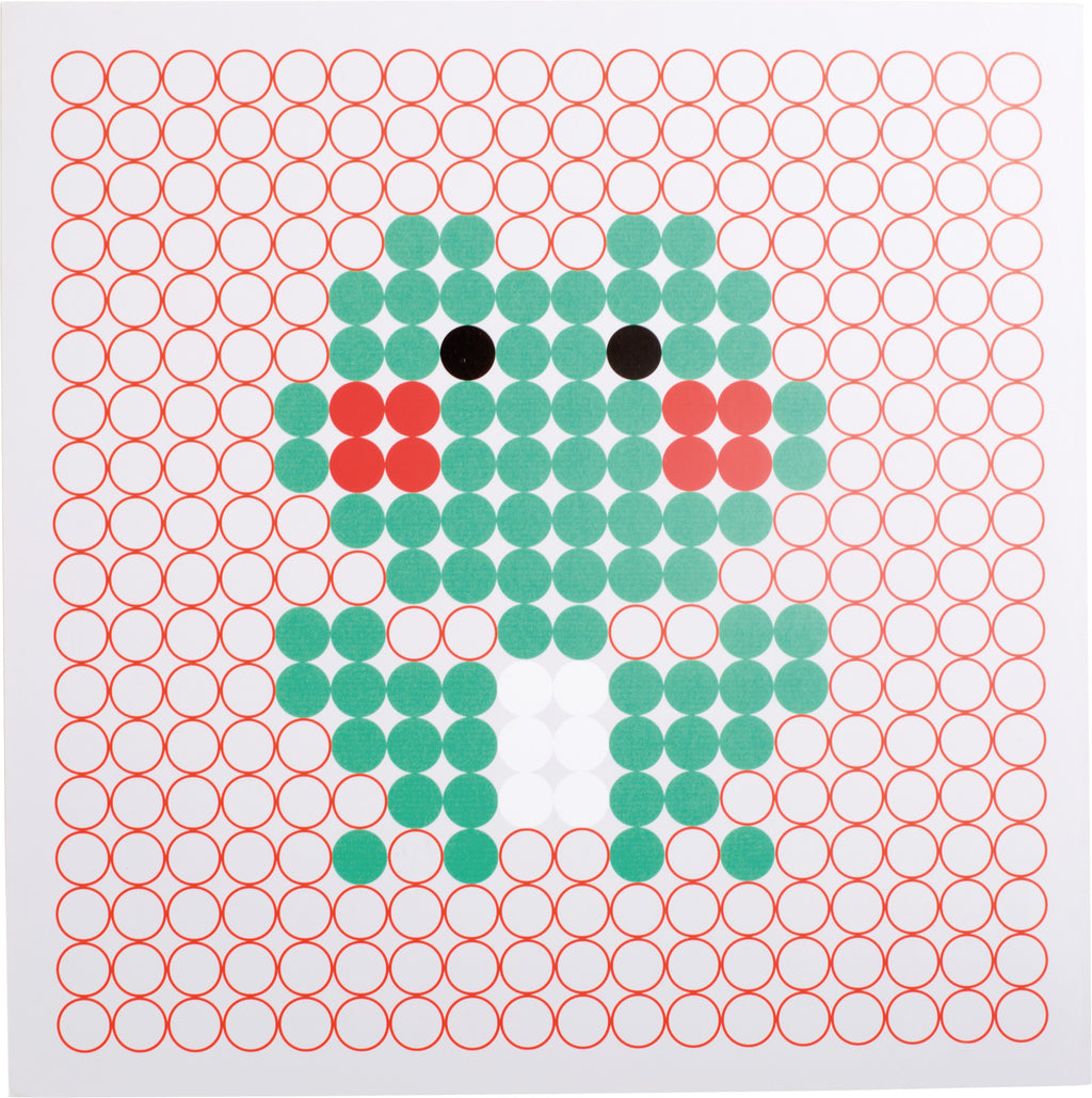 Conjunto completo do jogo small foot: cilindros de madeira, 9 modelos em cartão e saco de pano para arrumação, vistos de cima.