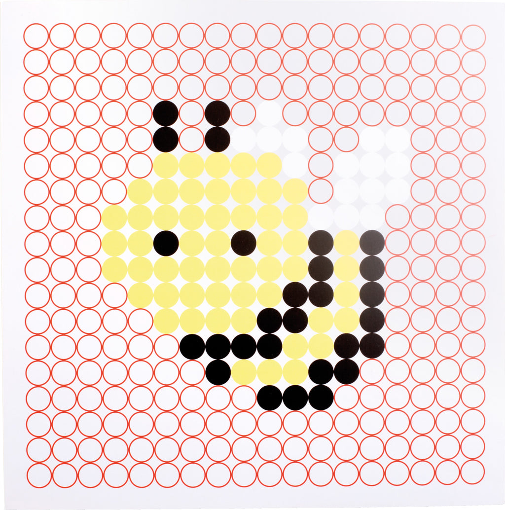 Jogo de criar imagens small foot com cilindros de madeira coloridos dispostos sobre um modelo de cartão com o desenho de um comboio.