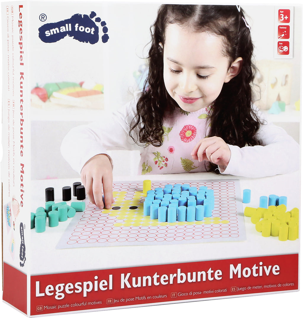 Close-up de cilindros de madeira coloridos (azul, amarelo, vermelho) a serem encaixados para formar parte de uma imagem num painel de madeira.