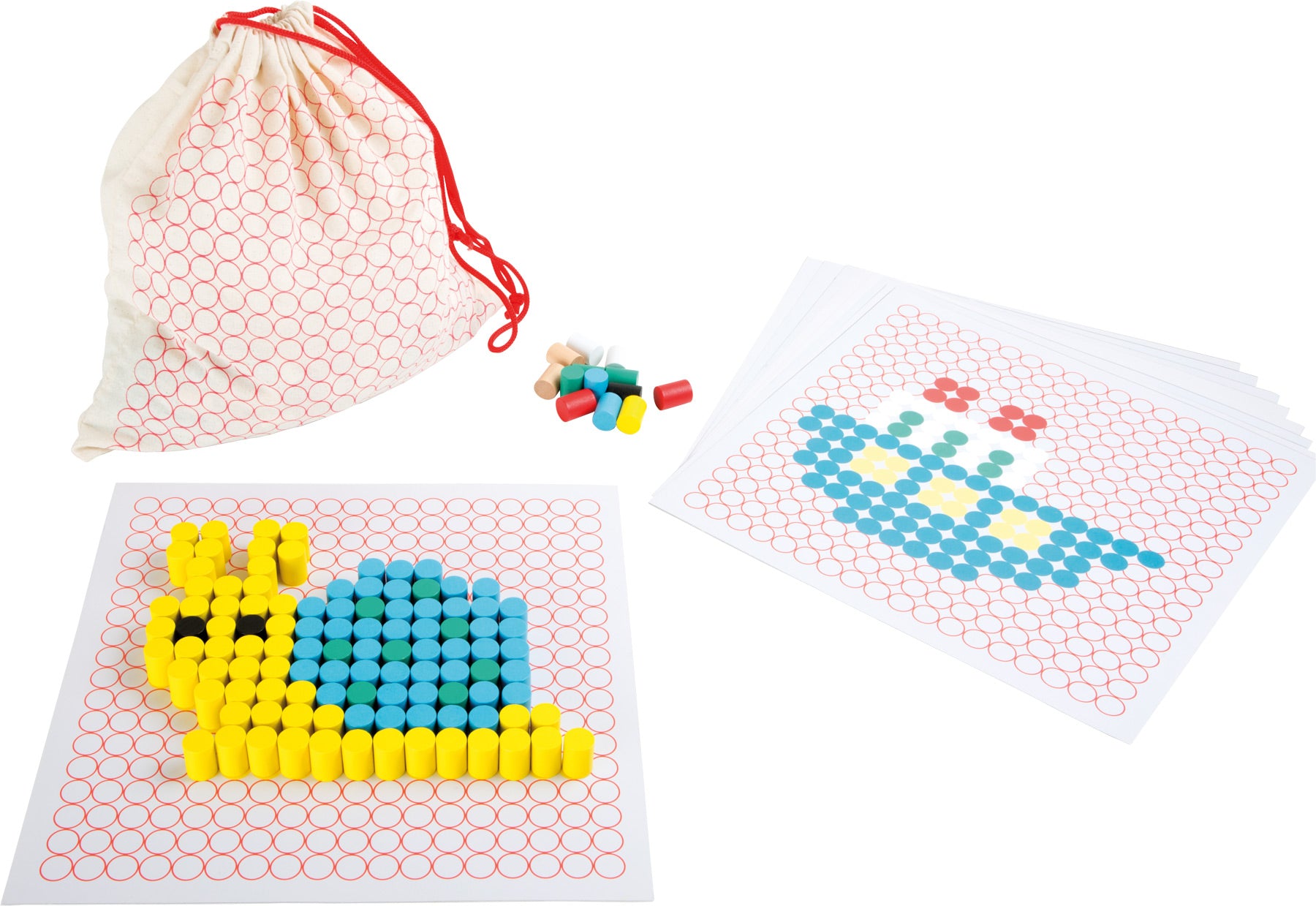 Criança (mãos visíveis) a manipular os cilindros de madeira para completar um modelo de cartão que representa um animal (pássaro ou borboleta).