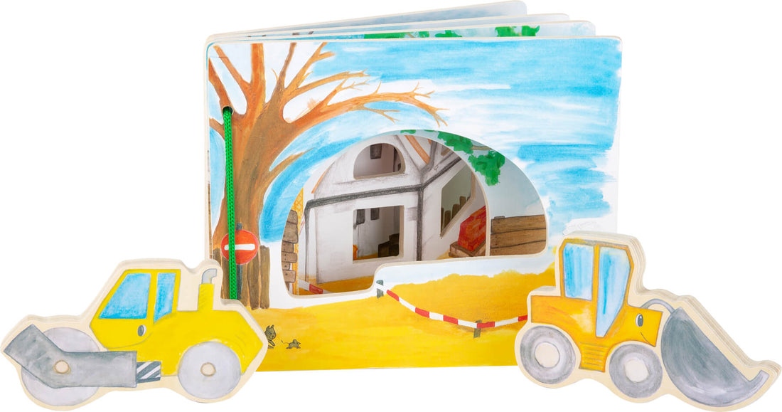 Livro interativo small foot "O Construtor" com ilustrações coloridas de uma obra e veículos de construção em madeira.