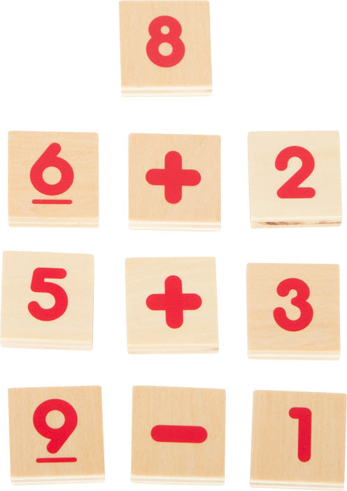Vários blocos de números e símbolos matemáticos, destacando a variedade de peças incluídas no kit.
