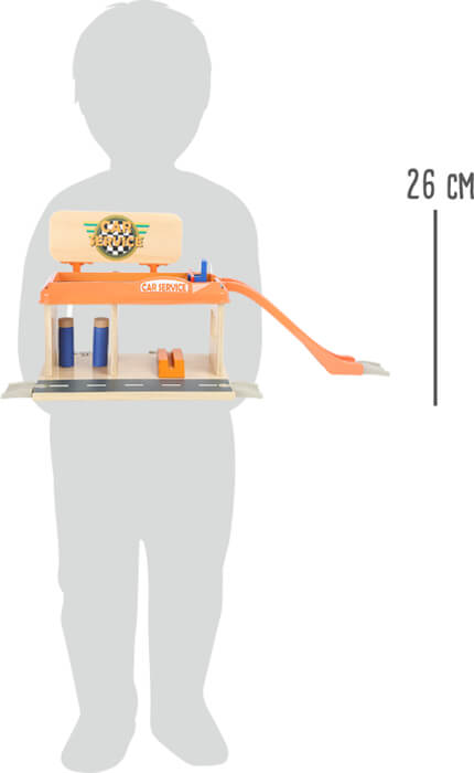 Oficina de brincar em madeira "small foot" com posto de gasolina, elevador de carros e rampa, vista frontal completa.