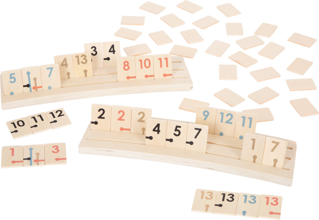 Detalhe das peças de madeira do Rummy "Gold Edition" com numeração e cores distintas, destacando a qualidade e os acabamentos dourados.