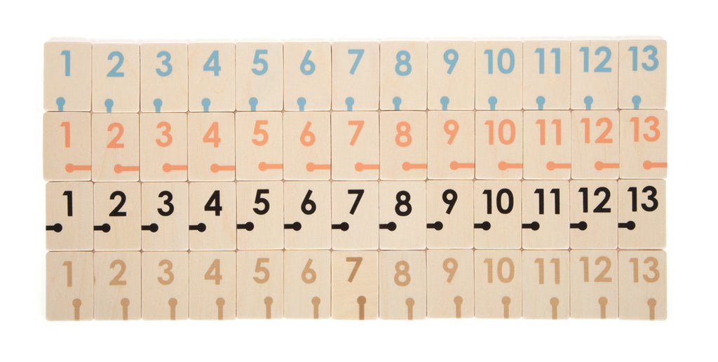 Jogo de Rummy "Gold Edition" da small foot, com peças de madeira em cores pastel e detalhes dourados, apresentadas em suportes pop-up.