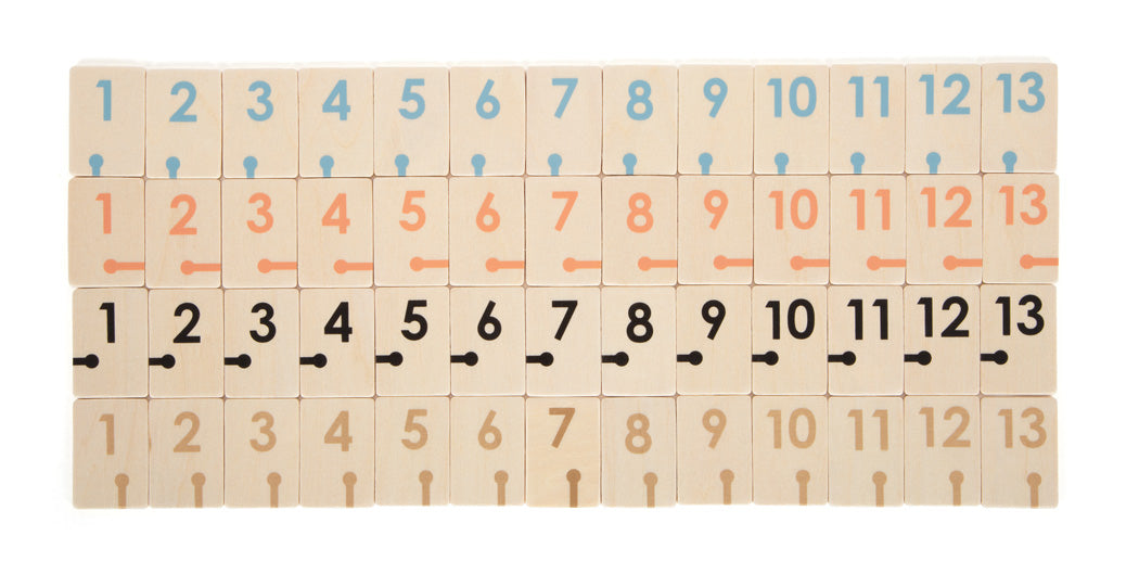 Jogo de Rummy "Gold Edition" da small foot, com peças de madeira em cores pastel e detalhes dourados, apresentadas em suportes pop-up.