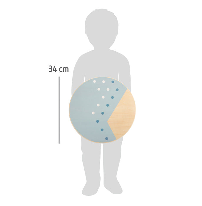 Ilustração de uma criança em silhueta segurando a tábua de equilíbrio, indicando o diâmetro de 34 cm do brinquedo.