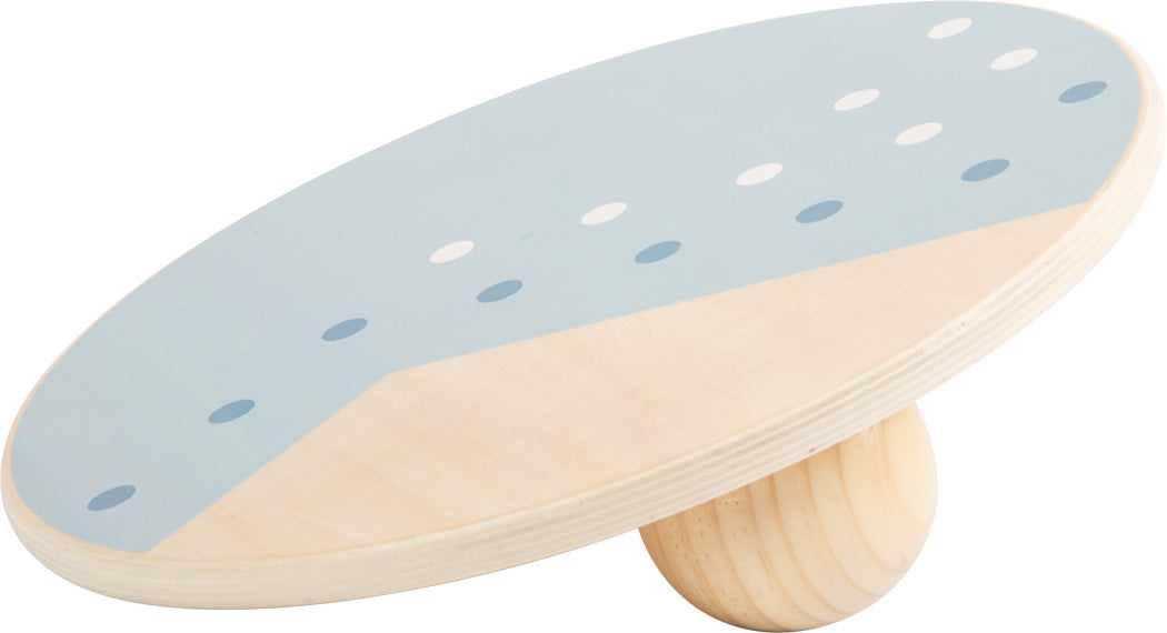 Conjunto de brinquedos da linha "Adventure" da small foot, incluindo a tábua de equilíbrio, sugerindo uso em pista de obstáculos.