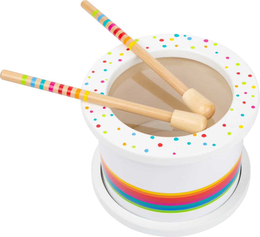 Tambor infantil small foot Sound, branco com detalhes coloridos, baquetas de madeira incluídas, ideal para educação musical precoce.