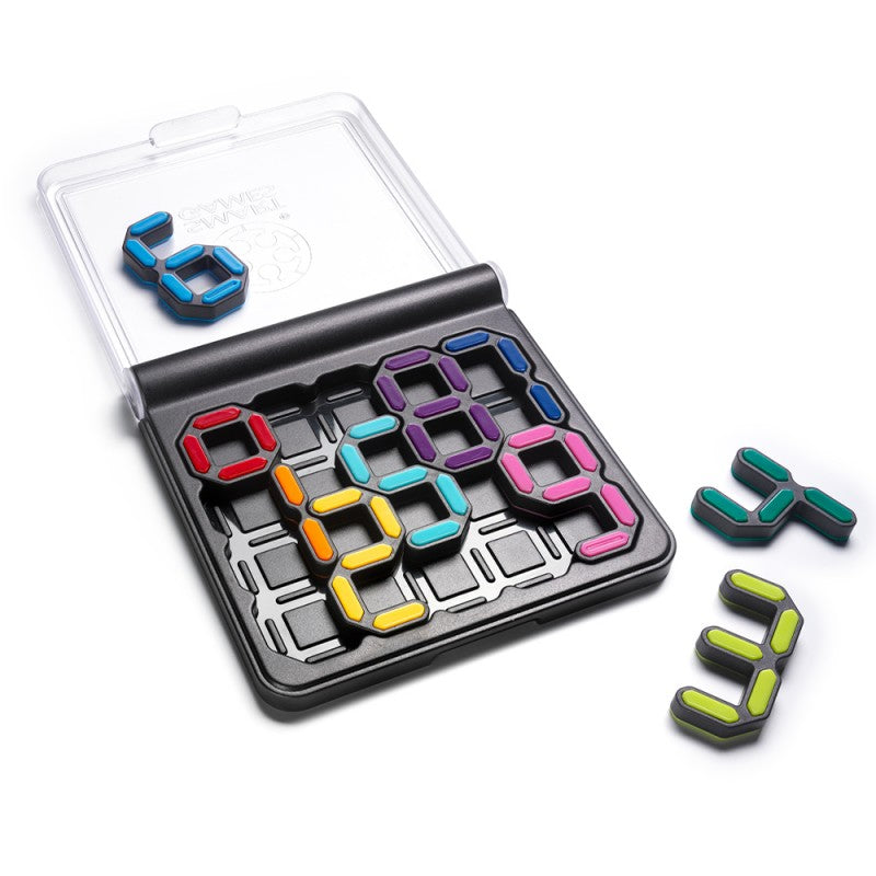 Imagem do SmartGames IQ Digits com o tabuleiro aberto e as peças separadas, mostrando todos os componentes do jogo.