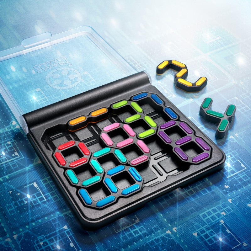 Imagem de detalhe do SmartGames IQ Digits, com o tabuleiro aberto e as peças coloridas dispostas em parte do desafio.