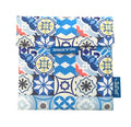 Vista frontal do saco reutilizável SnackNgo com design de azulejos azuis sobre fundo branco.