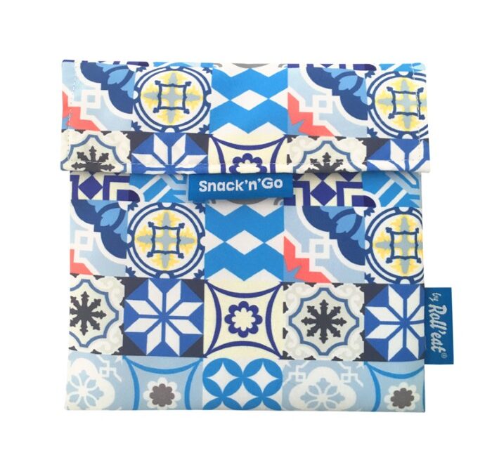 Vista frontal do saco reutilizável SnackNgo com design de azulejos azuis sobre fundo branco.