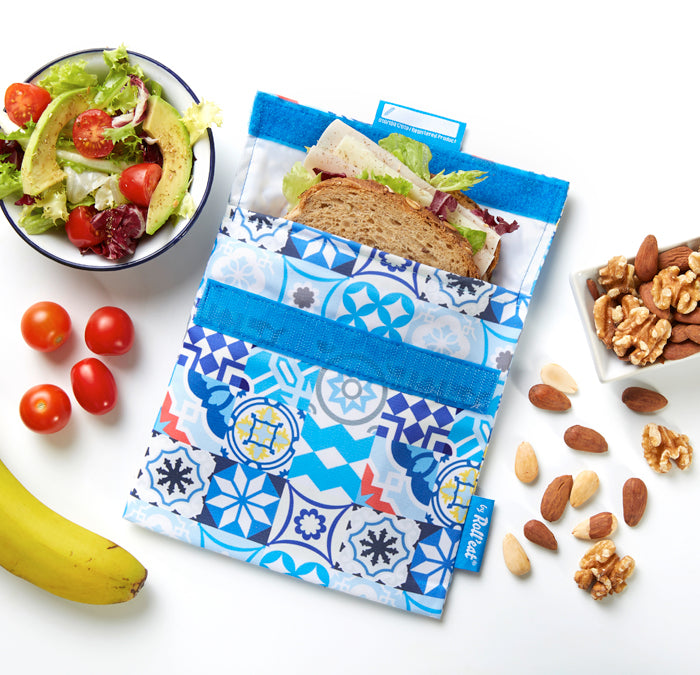 Saco reutilizável SnackNgo da Roll'Eat aberto, mostrando o interior impermeável e o espaço para um sanduíche ou lanche.