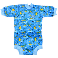 Fato de praia/piscina térmico Splash About Happy Nappy Wetsuit com padrão de crocodilo e pântano, visto de frente, com mangas compridas.