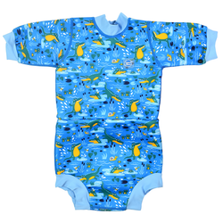 Fato de praia/piscina térmico Splash About Happy Nappy Wetsuit com padrão de crocodilo e pântano, visto de frente, com mangas compridas.