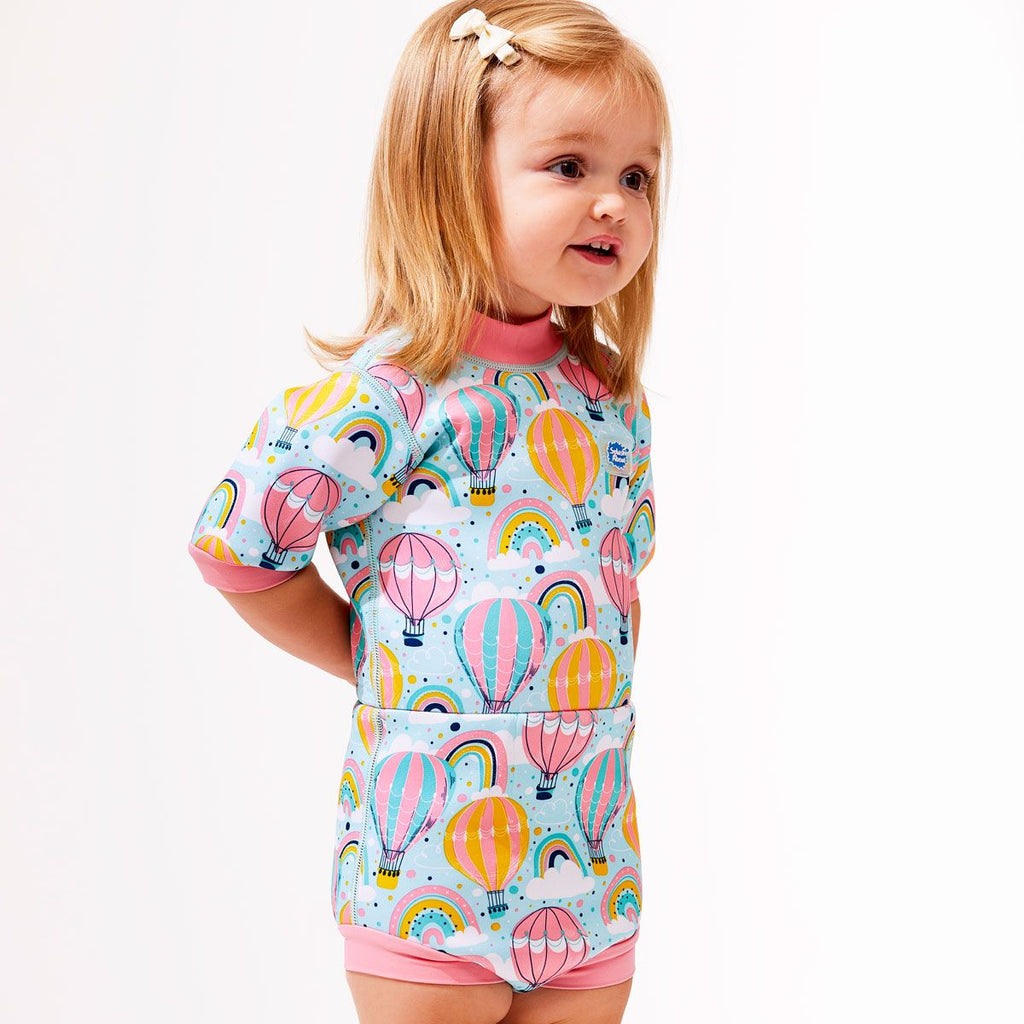 Fato de natação térmico Splash About Happy Nappy, modelo em cor verde-água com padrão de bolhas, exibido dobrado para mostrar a espessura do neoprene.