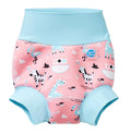 Fralda de natação reutilizável Splash About Happy Nappy Nina's Ark em tons de rosa e azul, com padrão de girafas, zebras, flamingos e barcos, vista frontal.