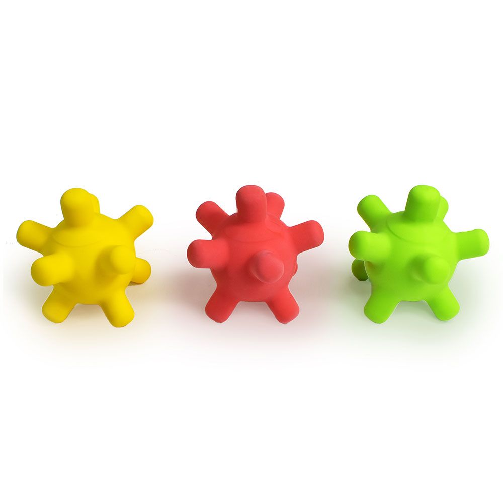 Bebé a agarrar um dos brinquedos Splash Jacks Meteoritos na água, destacando a forma fácil de segurar para mãos pequenas.