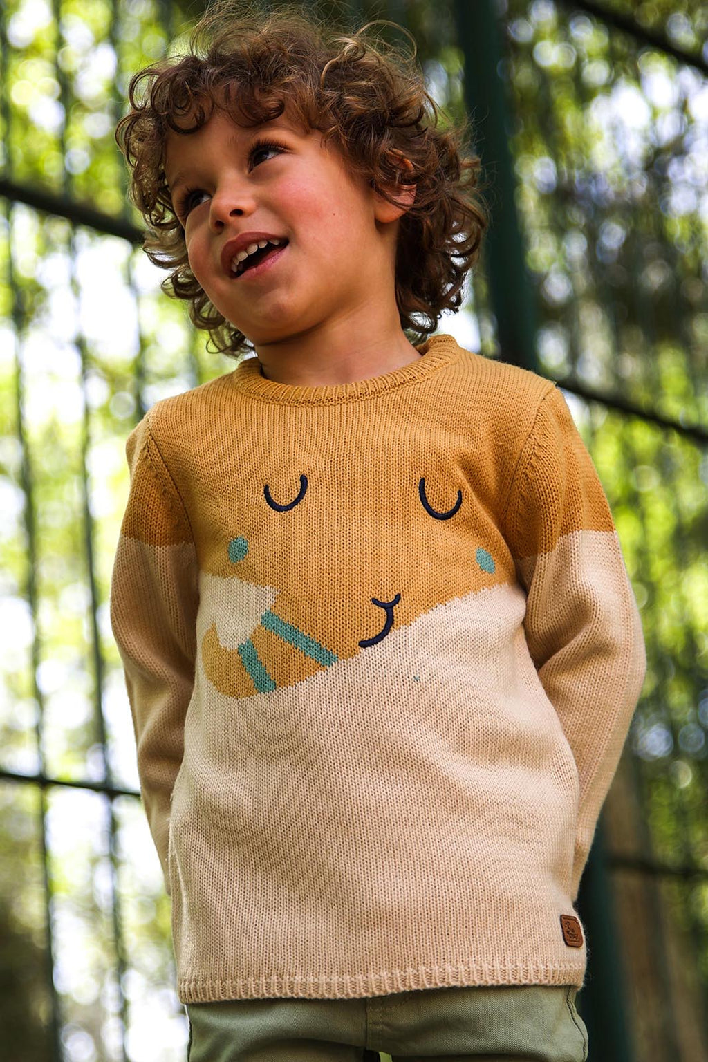 Camisola infantil Street Monkey cor caramelo com gola redonda, vista frontal completa.