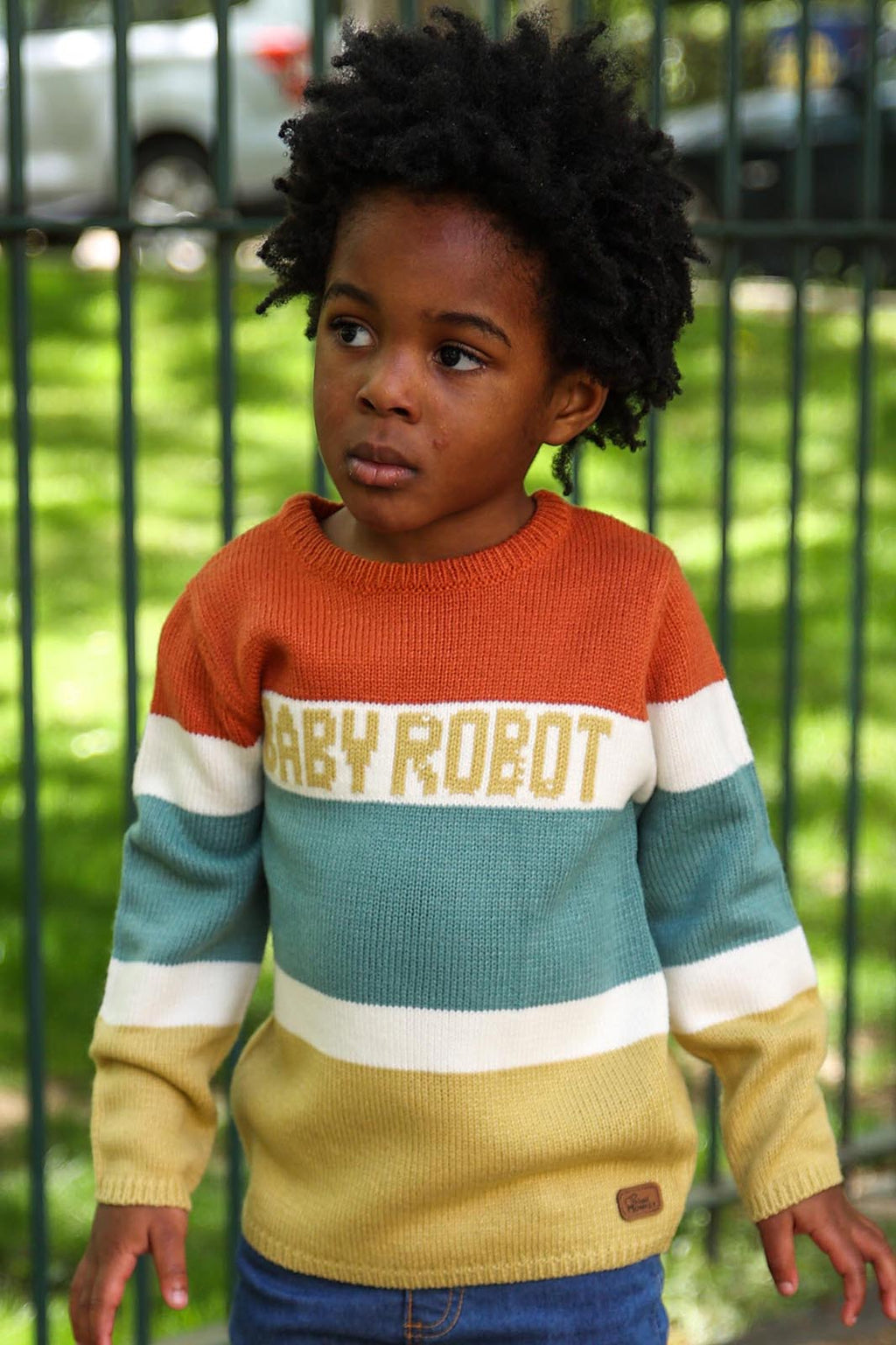 Camisola infantil Street Monkey de manga comprida, cor estampada, com um grande e vibrante desenho de um robô na frente.