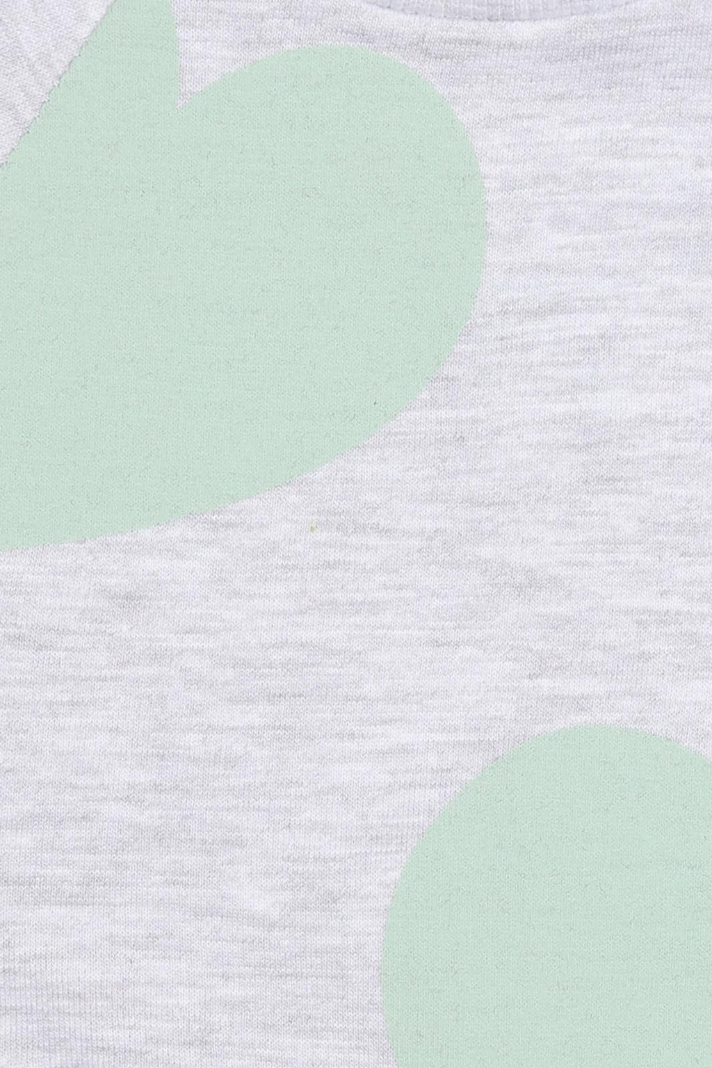 Calças compridas do conjunto, com cintura elástica e estampado integral verde sobre fundo claro.