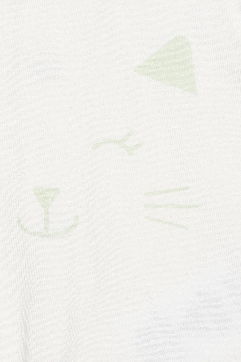 Imagem de detalhe da parte de trás da camisola do conjunto, evidenciando os botões de pressão no colarinho redondo.