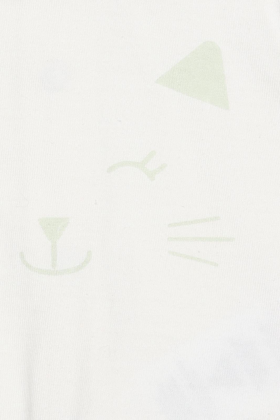 Imagem de detalhe da parte de trás da camisola do conjunto, evidenciando os botões de pressão no colarinho redondo.