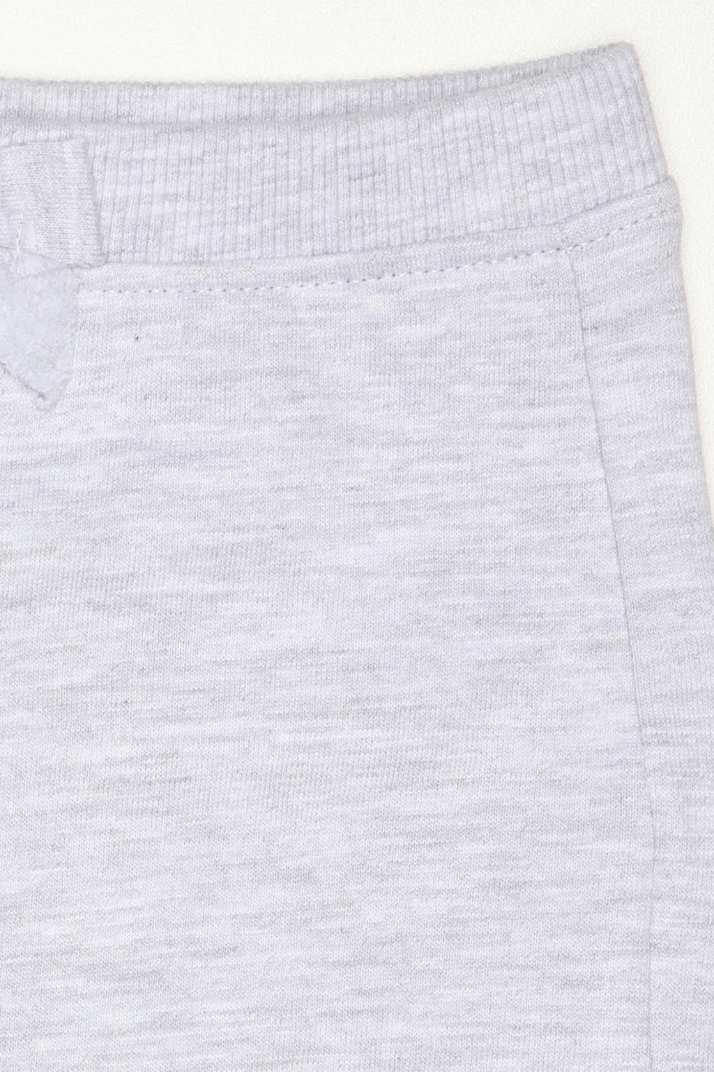 O conjunto completo Street Monkey de 3 peças (camisola e calças) dobrado, pronto a oferecer, com foco no tecido de algodão.