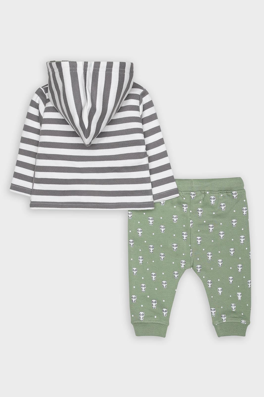 Detalhe do casaco com capuz cinzento às riscas finas, fecho de correr e forro do capuz verde folha.